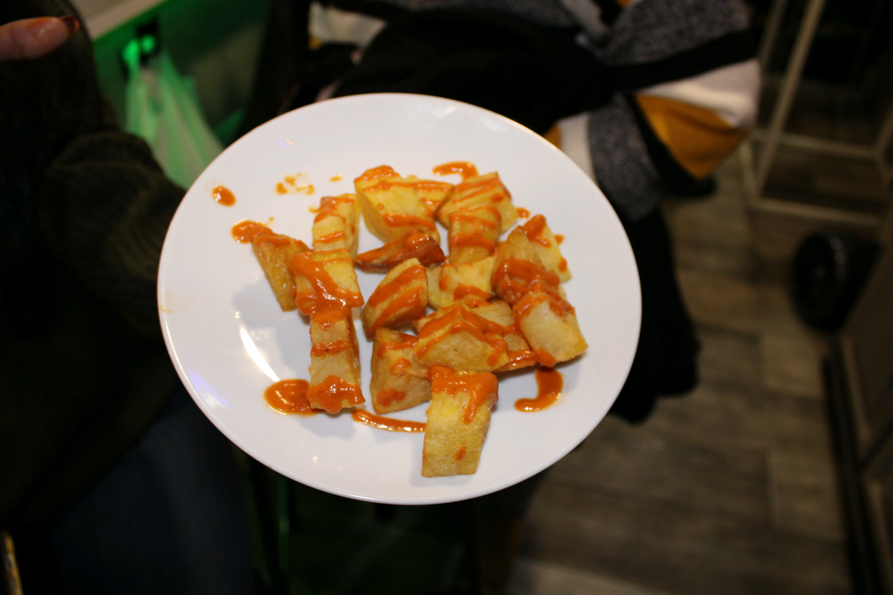 Patatas Bravas con Salsa Picante Roja
