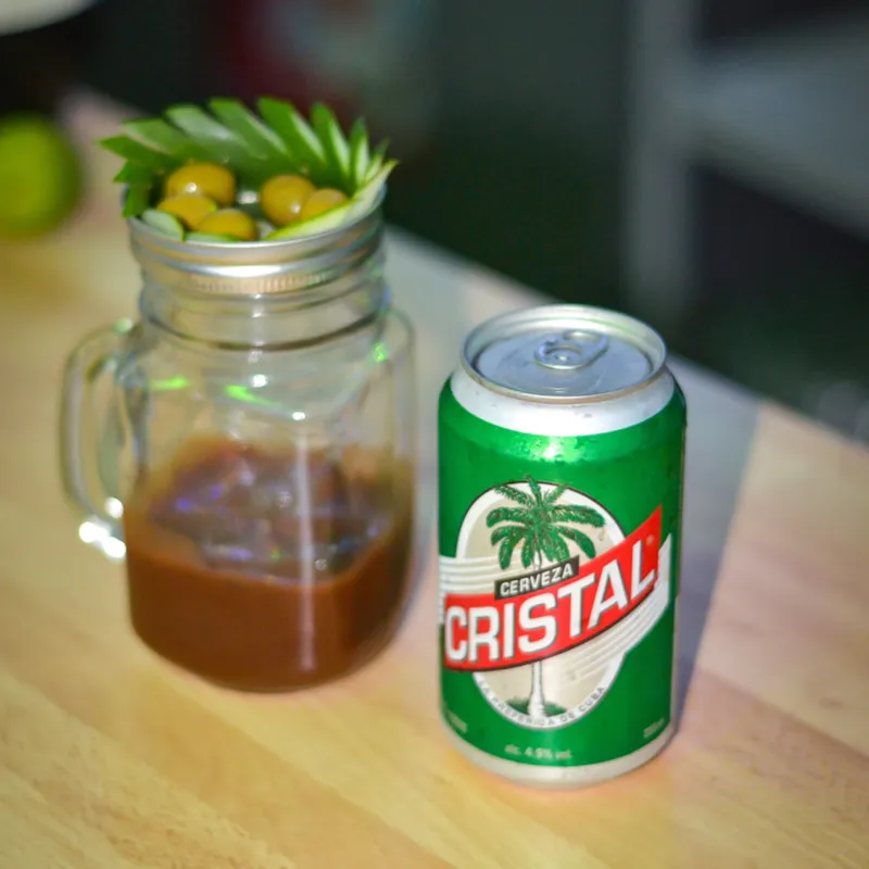 Chelada con cerveza Cristal