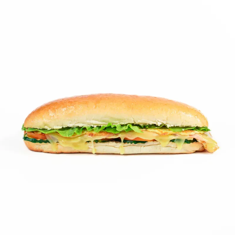 Sándwich de tortilla rellena de  jamón Vicking, queso gouda y vegetales 