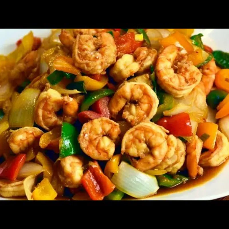 Camarones con vegetales salteados