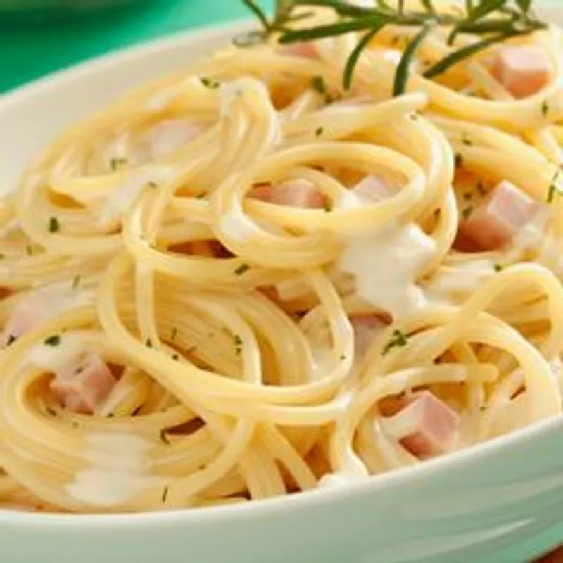 Espaguetis con jamón y queso 