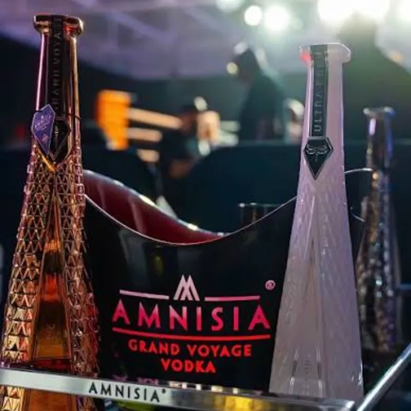 VODKA AMNISIA GRAND VOYAGE CHRYSTAL ROSE + JUGO DDE NARANJA