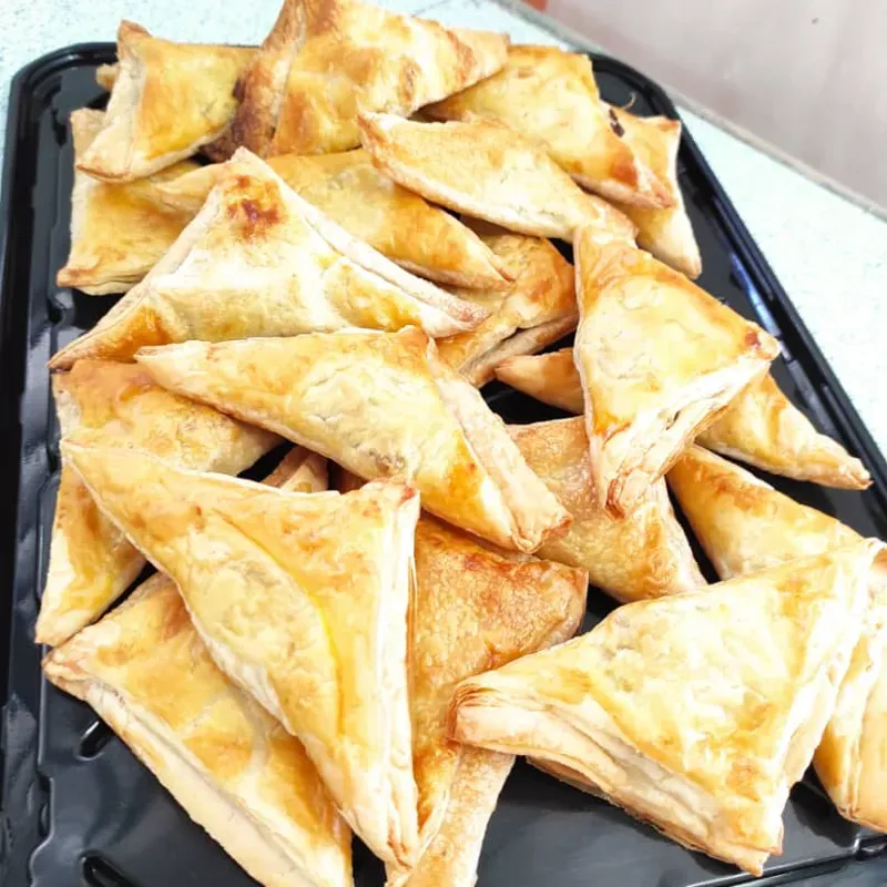 Pastel de hoja relleno de mermelada de guayaba 