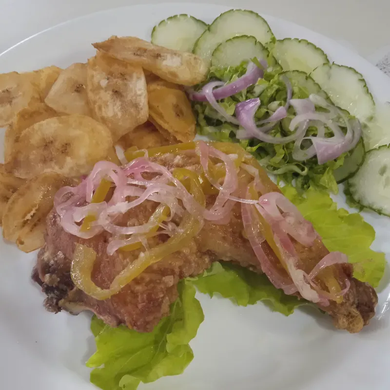 Pollo Frito  con chicharras 