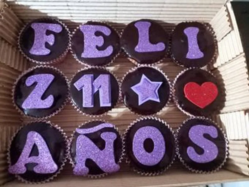 Cupcakes con  chocolate y temáticos