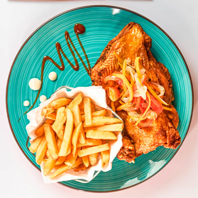 Pollo frito con patatas fritas