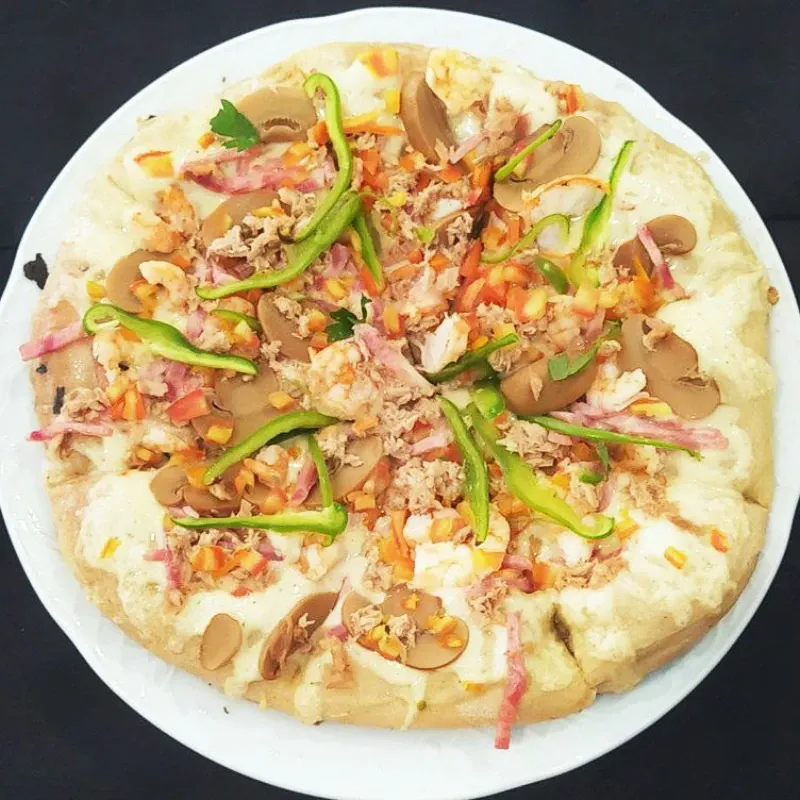 Pizza Pepe's (queso, jamón, champiñones, atún, chorizo y salsa blanca)