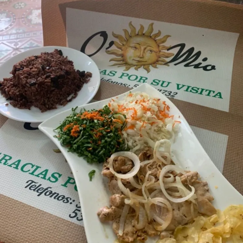 Bistec de pollo encebollado