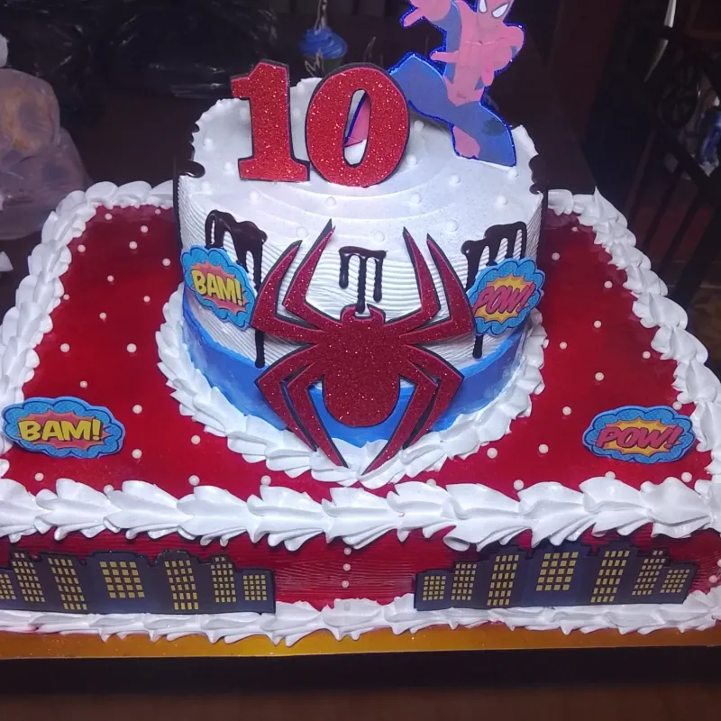 Cake 2 pisos con base tipo plancha, con un 2do piso redondo, incluye la temática