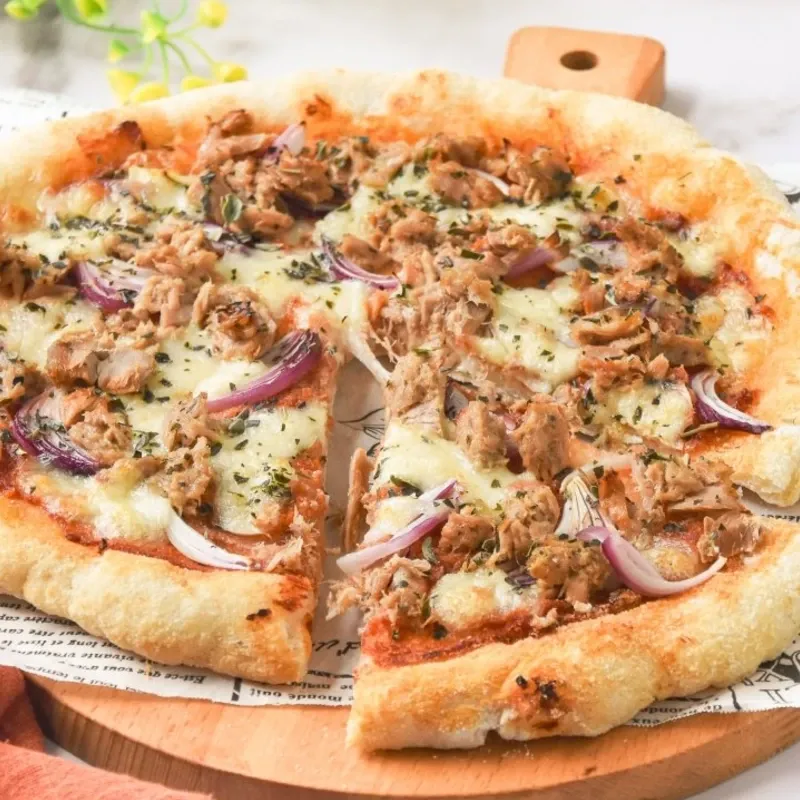 Pizza de atún y cebolla