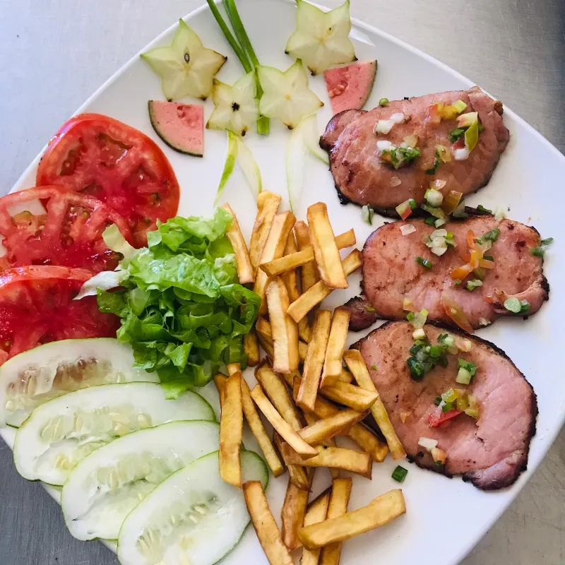 Lomo ahumado con vianda frita y vegetales