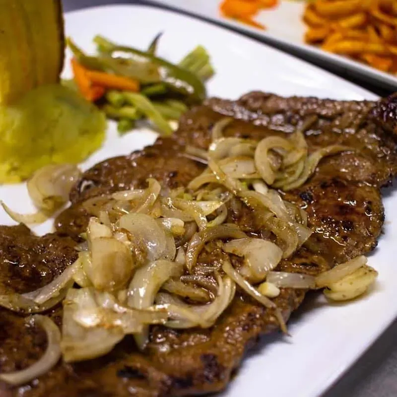 Bistec de Pollo Encebollado 