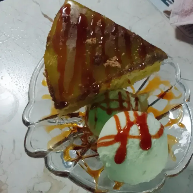 Helado con dulce (1 cuña y 2 bolas) 