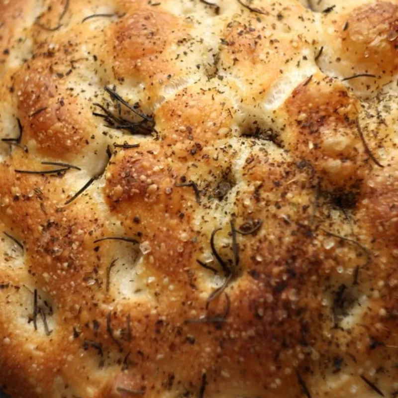 Focaccia saborizada con orégano, aceite de oliva y sal