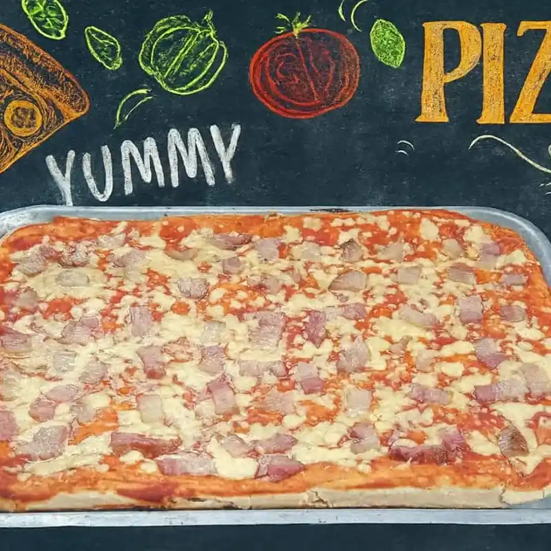 PIZZA  FAMILIAR DE TOCINETA Y JAMON AHUMADO 