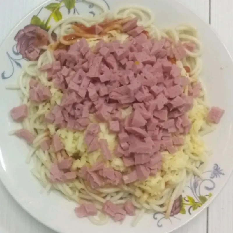 Espaguetis con jamón y queso