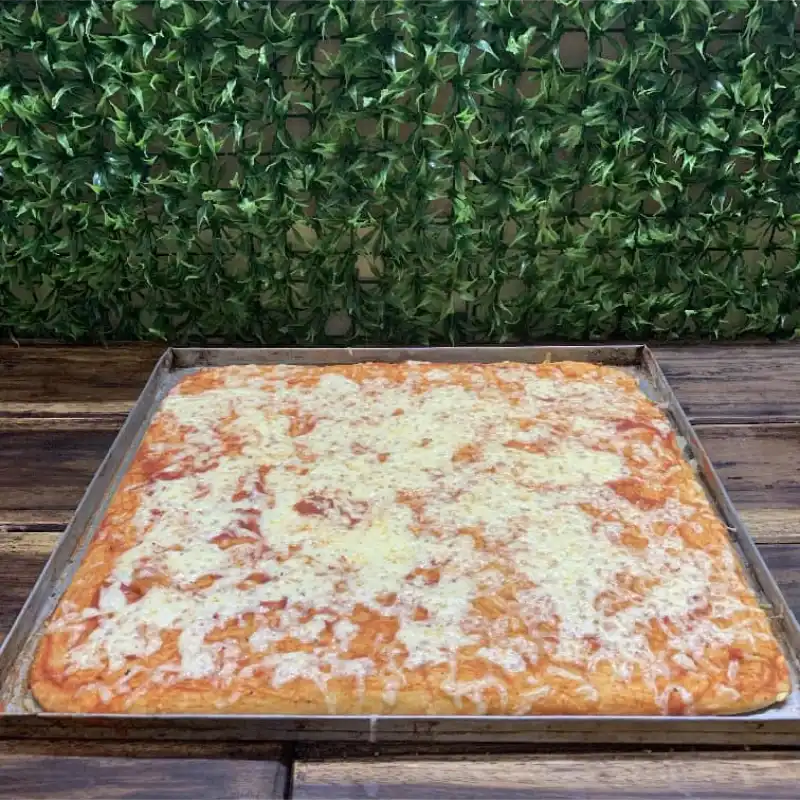 PIZZA FAMILIAR DE QUESO GOUDA.
