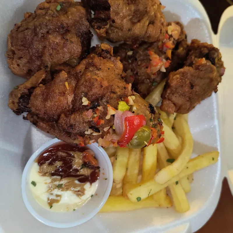 Pollo frito con chips 