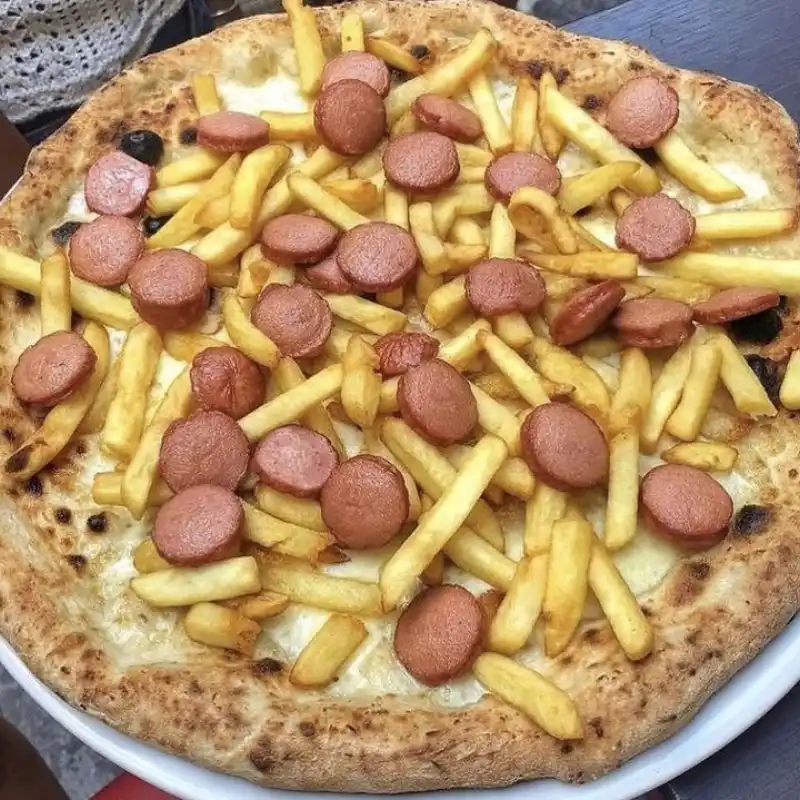 Pizza de Salchichas y Papa Frita