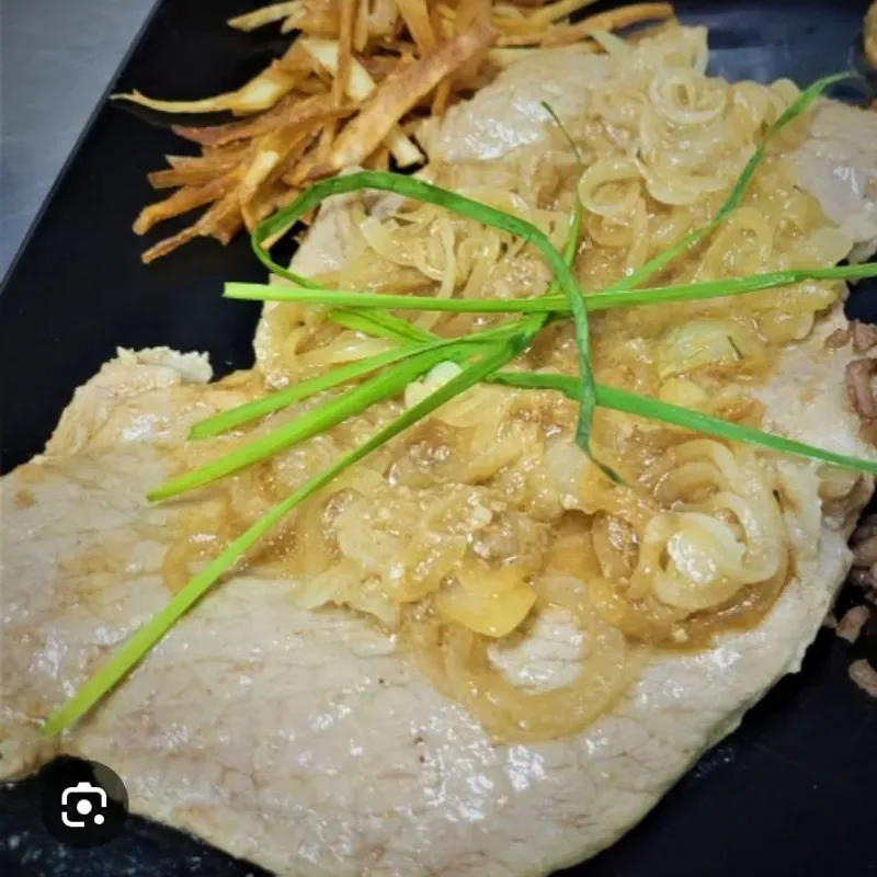 Bistec encebollado 