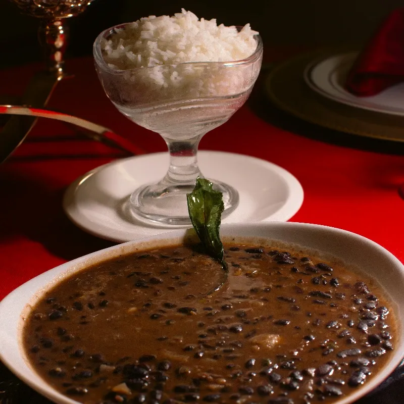Frijoles Negros y Plátanos Maduros Fritos